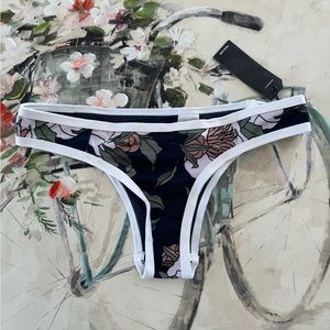 BUNDLE 2 ITEMS FOR $8✨

TAVIK moderate coverage floral swimming bottom 🌸